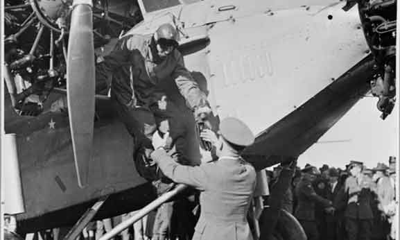 Capt-Findlay-greets-KS-Wigram-1928_web Capt-Findlay-greets-KS-Wigram-1928_web
