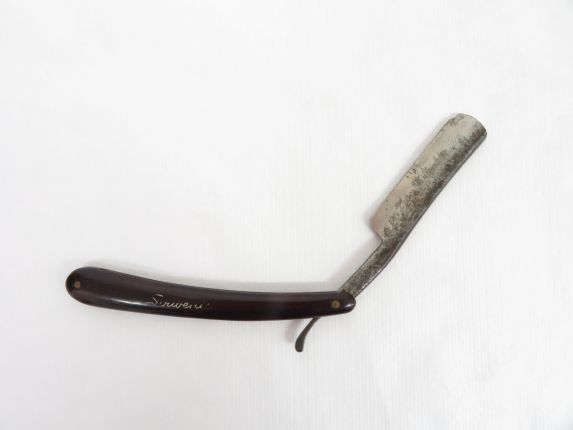 Cut throat razor Cut throat razor. From the Collection of the Air Force Museum of New Zealand.