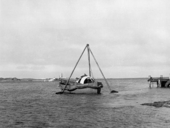 PR2183-R1-18-59 Salvage of Maritime Operational Conversion Unit Sunderland, NZ4111, after it was holed and sank in Te Whanga Lagoon, Chatham Islands. Engine being brought ashore in a snall boat.