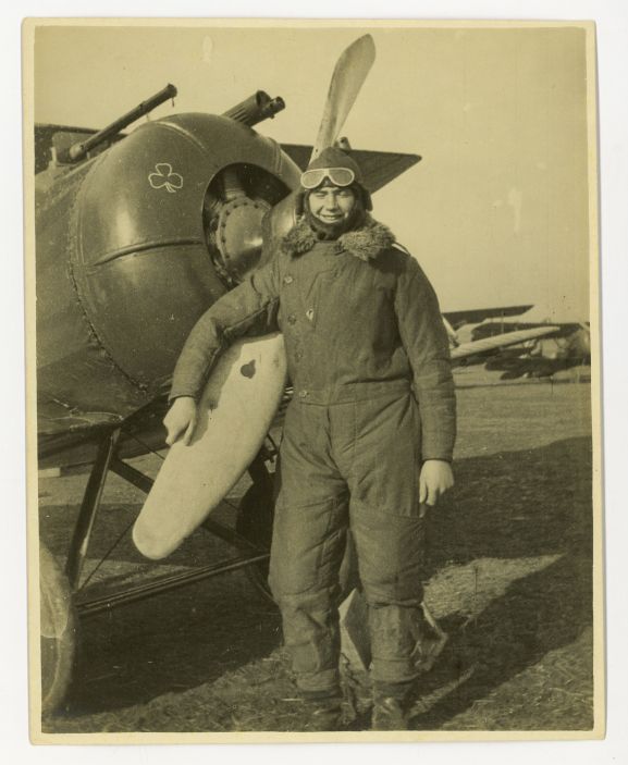 1981-332.20_web Harry Leese in flying suit, standing by the distinctive nose of an Airco DH-5 of No. 32 Squadron, c late 1917.