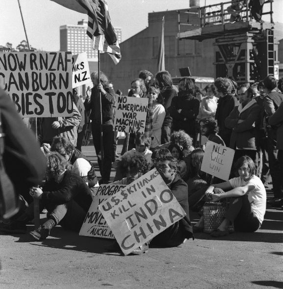 WhG8062-70 Group of protesters picketing the arrival of the new Skyhawk fleet in Auckland