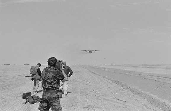 PD17-24-91 TV film crew shooting a story at a desert airfield in Saudi Arabia. Feb-Mar 1991. Image ref PD17-24-91, RNZAF Official.