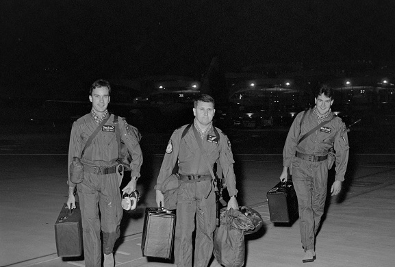 PD18-8-91 Operation Fresco. No. 40 Squadron crew walking to their aircraft at King Khalid International Airport, Riyadh, Saudi Arabia.
L-R: Flying Officer PR Tighe-Umbers, Squadron Leader DS Forbes-Dawson, Flight Lieutenant DG Wake. Feb-Mar 1991. Image ref PD18-8-91, RNZAF Official.