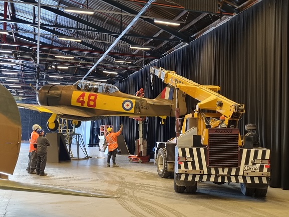Harvard NZ1087 Harvard being lowered